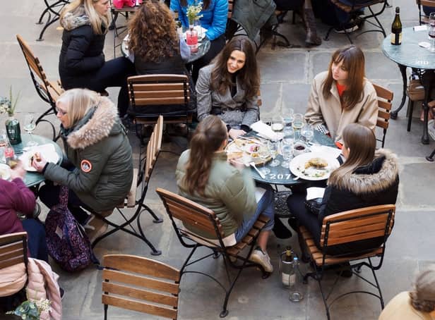 <p>People eating outside. Image: Shutterstock</p>