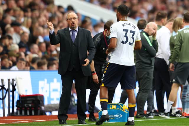 Everton boss Rafa Benitez speaks to Salomon Rondon. Picture:  Michael Steele/Getty Images