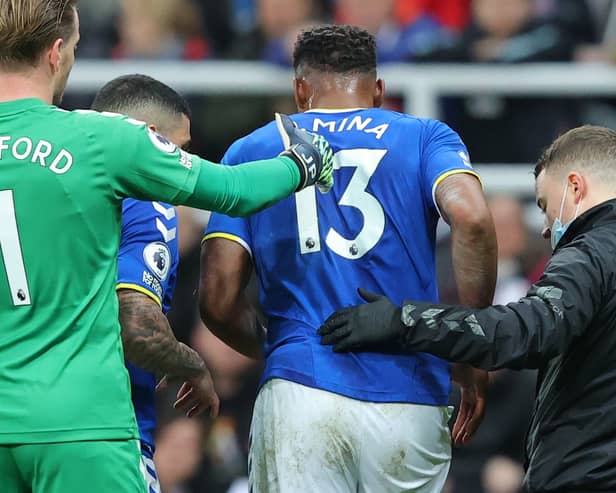 Yerry Mina limps off injured for Everton. Picture: Alex Livesey/Getty Images