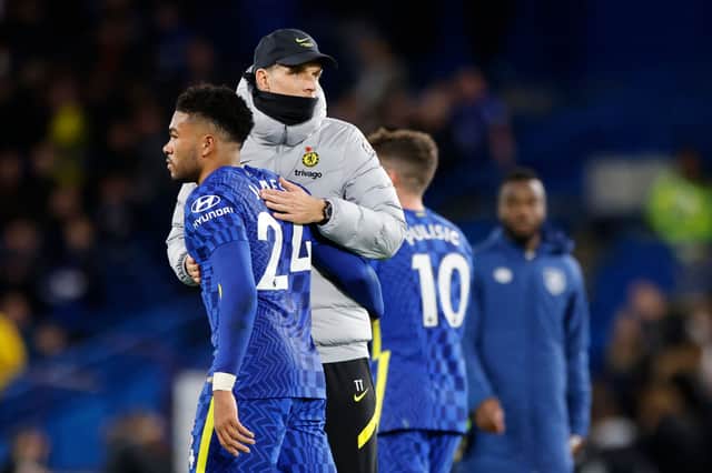 Chelsea’s German head coach Thomas Tuchel (R) reacts with Chelsea’s English defender Reece James at the final whistle . (Photo by TOLGA AKMEN/AFP via Getty Images)