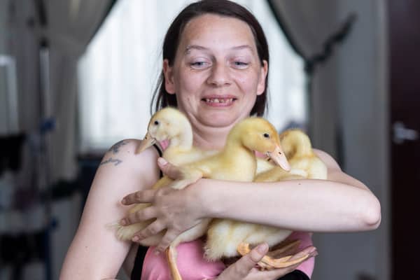 Deza Empson with her three ducklings. Image: Lee McLean/SWNS