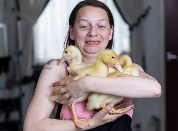 <p>Deza Empson with her three ducklings. Image: Lee McLean/SWNS</p>