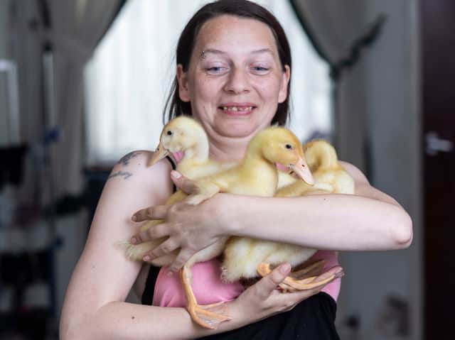 Deza Empson with her three ducklings. Image: Lee McLean/SWNS