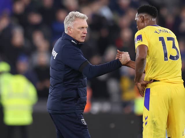  David Moyes, Manager of West Ham United, embraces Yerry Mina of Everton after the Premier League match between West Ham United and Everton FC at London Stadium on January 21, 2023 in London, England. (Photo by Alex Pantling/Getty Images)