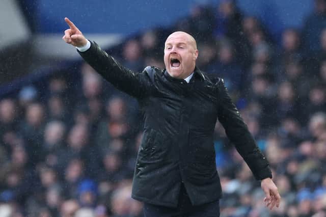 Sean Dyche, Manager of Everton, gives the team instructions during the Premier League match  (Photo by Alex Livesey/Getty Images)