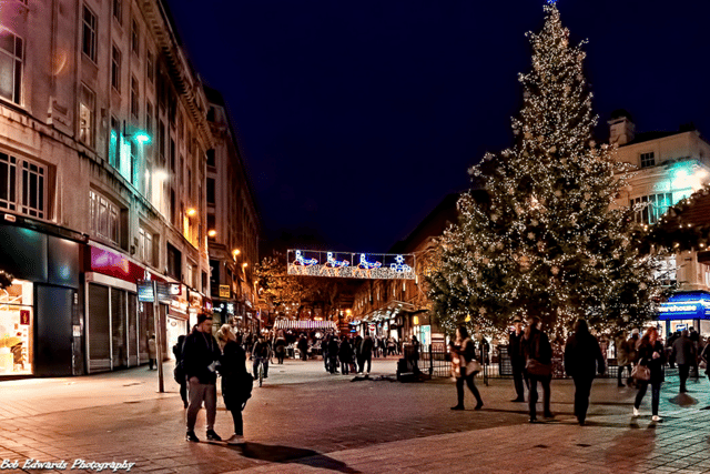 We're all guilty of leaving our Christmas present buying to the last minute, but at least the Church Street/Parker Street tree always looks nice! Photo: Bob Edwards, CC BY 2.0 
