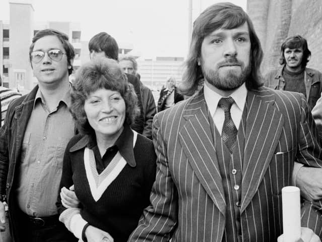 English actor, comedian, author and political activist Ricky Tomlinson with his wife Marlene Clifton in July 1975. Image: Evening Standard/Hulton Archive/Getty Images