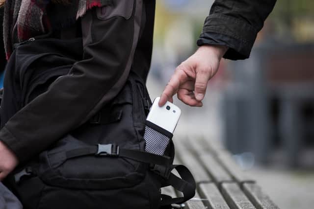 A man steals a mobile phone. Image: Gerhard Seybert/stock.adobe 