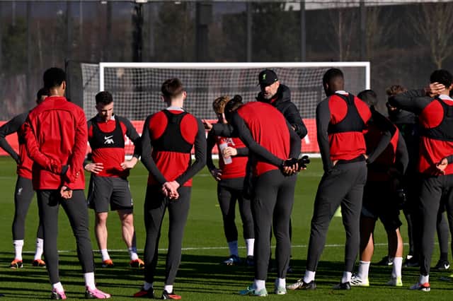 Liverpool manager Jurgen Klopp speaks with his players during a training sessions. (Photo by Andrew Powell/Liverpool FC via Getty Images)