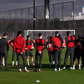 Liverpool manager Jurgen Klopp speaks with his players during a training sessions. (Photo by Andrew Powell/Liverpool FC via Getty Images)