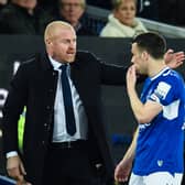 Everton manager Sean Dyche speaks to captain Seamus Coleman. (Photo by PETER POWELL/AFP via Getty Images)