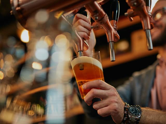 A barman pours a pint of beer. Image: chika_milan - stock.adobe.com