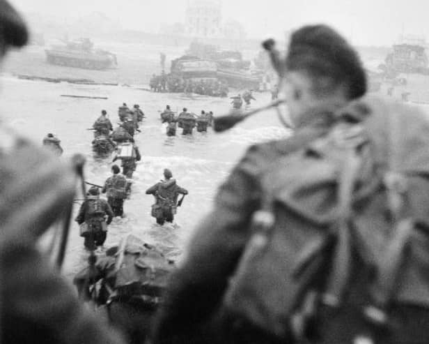 The British 2nd Army: Commandos of 1st Special Service Brigade landing on 'Queen Red' Beach, SWORD Area. Image: Evans, J L (Capt), No 5 Army Film & Photographic Unit/Imperial War Museums/wikimedia