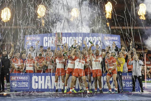 St Helens celebrate their 2022 Super League title success. (Picture: Allan McKenzie/SWpix.com)